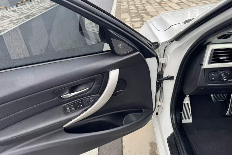 Used BMW 3 Series 2014 320i Sport Edition Interior 3