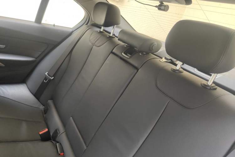 Used BMW 3 Series 2014 320i Sport Edition Interior 4