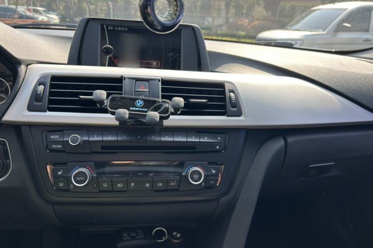 Used BMW 3 Series 2014 320i Sport Edition Interior 4