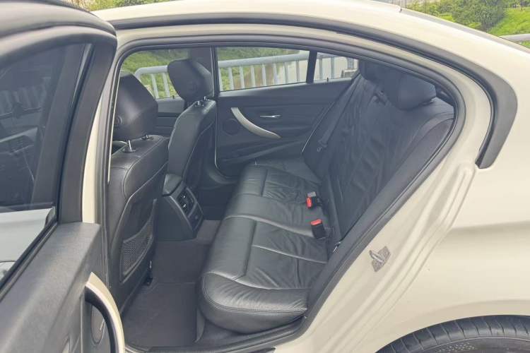 Used BMW 3 Series 2014 320i Sport Edition Interior 4