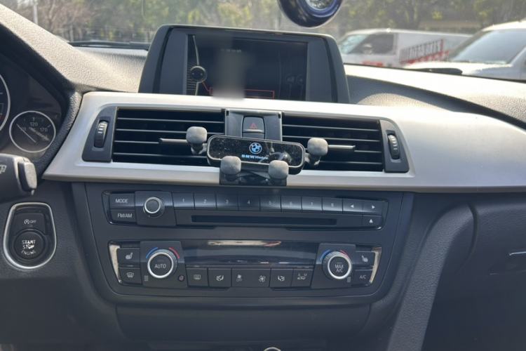 Used BMW 3 Series 2014 320i Sport Edition Interior 5