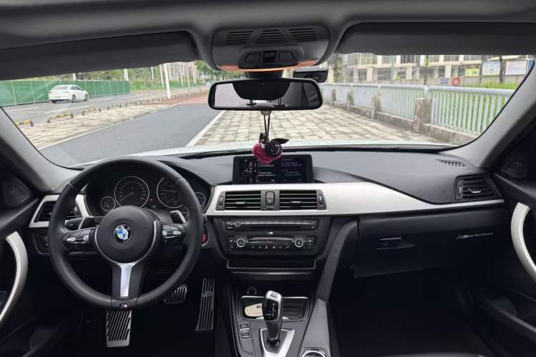 Used BMW 3 Series 2014 320i Sport Edition Interior 5