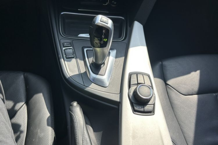 Used BMW 3 Series 2014 320i Sport Edition Interior 6