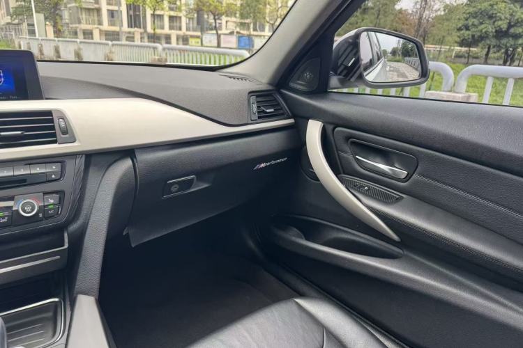 Used BMW 3 Series 2014 320i Sport Edition Interior 9