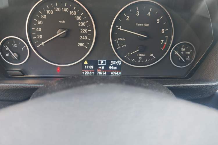 Used BMW 3 Series 2014 320Li Fashion Model Odometer Close Up