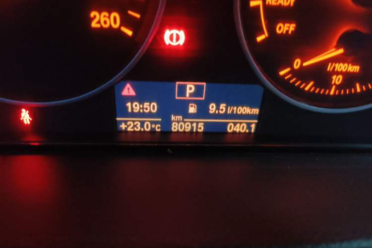 Used BMW 3 Series 2014 320Li Fashion Model Odometer Close Up