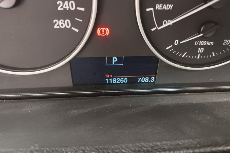 Used BMW 3 Series 2014 320i Sport Edition Odometer Close Up