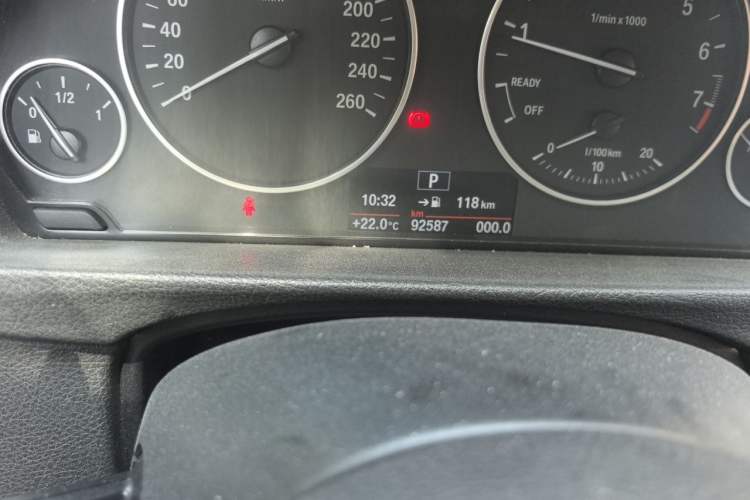 Used BMW 3 Series 2014 320Li Fashion Model Odometer Close Up