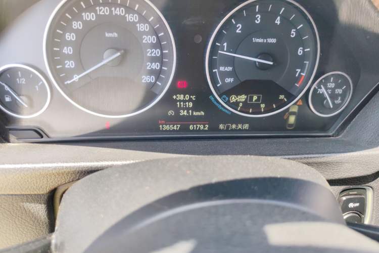 Used BMW 3 Series 2014 320i Sport Design Package Odometer Close Up