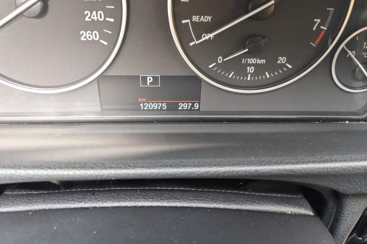 Used BMW 3 Series 2014 320Li Fashion Model Odometer Close Up