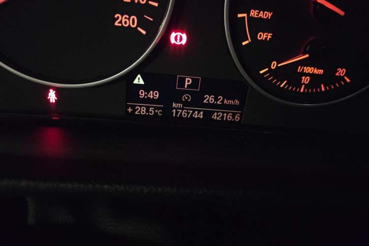 Used BMW 3 Series 2014 320Li Fashion Model Odometer Close Up