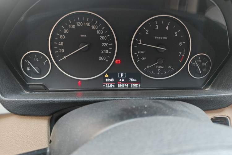 Used BMW 3 Series 2014 320Li Fashion Model Odometer Close Up