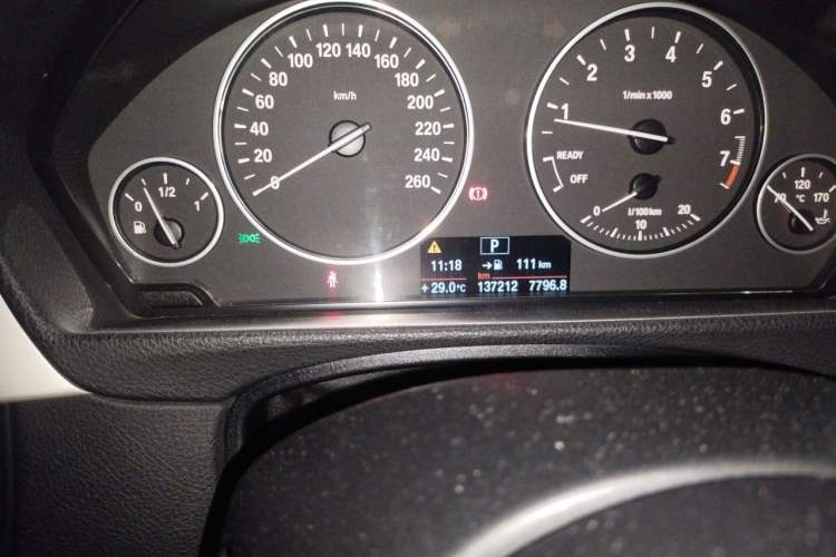 Used BMW 3 Series 2014 320Li Fashion Model Odometer Close Up