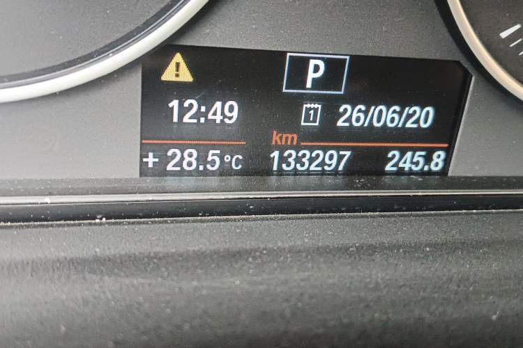 Used BMW 3 Series 2014 320Li Fashion Model Odometer Close Up
