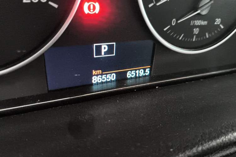 Used BMW 3 Series 2014 320Li Fashion Model Odometer Close Up
