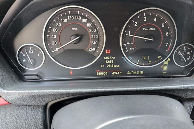 Used BMW 3 Series 2014 328i xDrive Sport Design Package Odometer Close Up