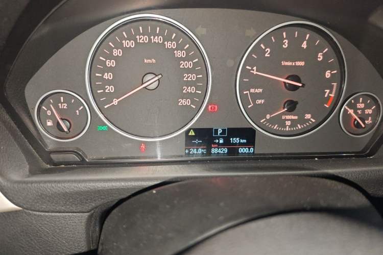 Used BMW 3 Series 2014 320Li Fashion Model Odometer Close Up