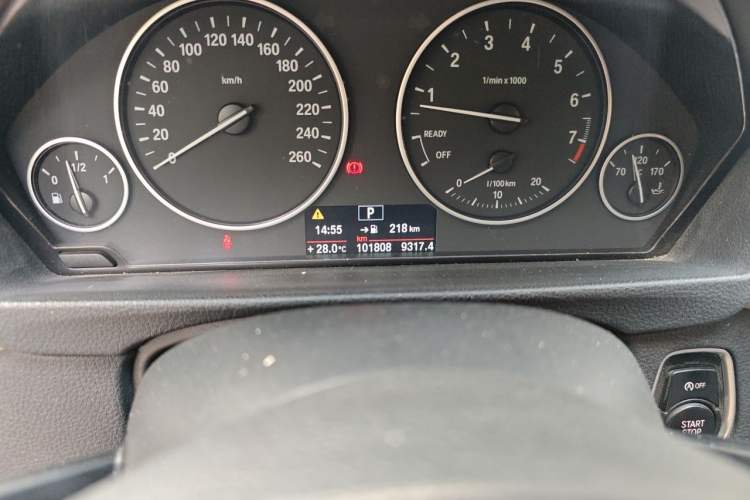 Used BMW 3 Series 2014 320Li Fashion Model Odometer Close Up