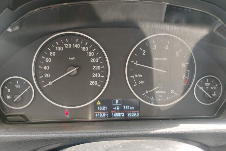 Used BMW 3 Series 2014 328Li Fashion Model Odometer Close Up