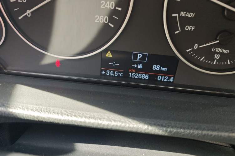 Used BMW 3 Series 2014 328Li Fashion Model Odometer Close Up