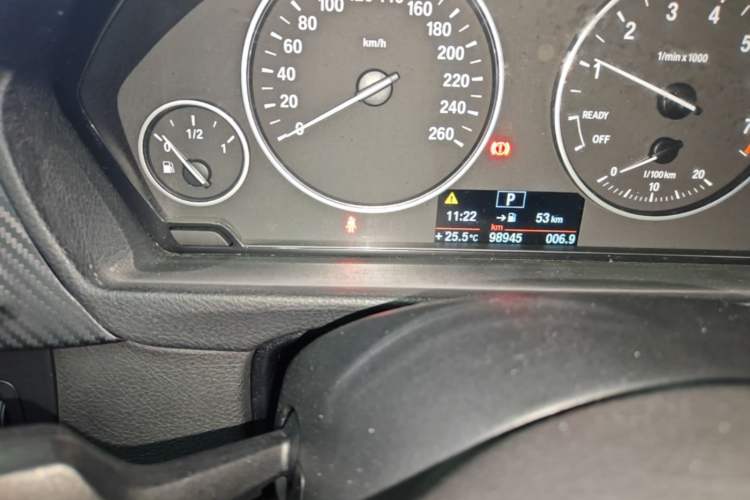 Used BMW 3 Series 2014 320i Sport Edition Odometer Close Up