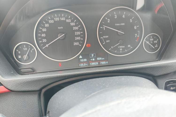 Used BMW 3 Series 2014 320Li Fashion Model Odometer Close Up