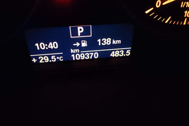 Used BMW 3 Series 2014 320Li Fashion Model Odometer Close Up