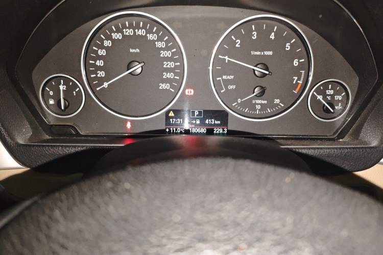 Used BMW 3 Series 2014 320Li Fashion Model Odometer Close Up