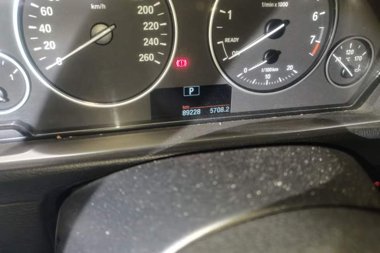 Used BMW 3 Series 2014 320Li Fashion Model Odometer Close Up