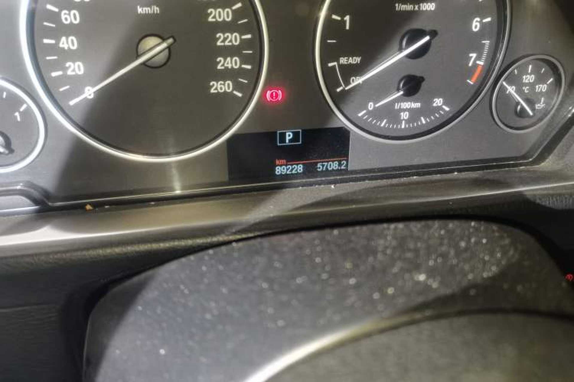 Used BMW 3 Series 2014 320Li Fashion Model Odometer Close Up