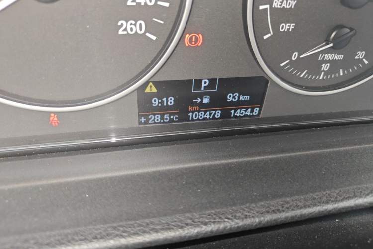 Used BMW 3 Series 2014 320Li Fashion Model Odometer Close Up