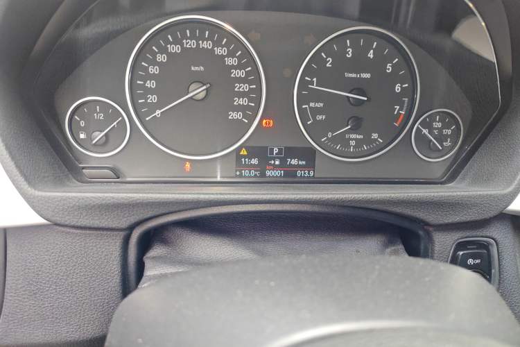 Used BMW 3 Series 2014 320Li Fashion Model Odometer Close Up