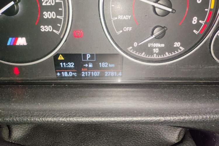 Used BMW 3 Series 2014 320Li Fashion Model Odometer Close Up