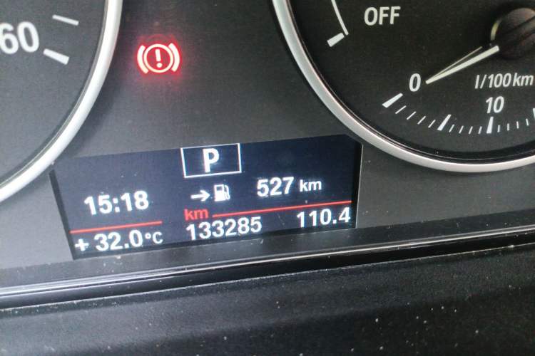 Used BMW 3 Series 2014 320Li Fashion Model Odometer Close Up