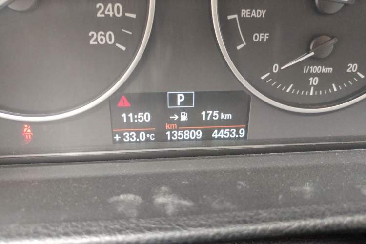 Used BMW 3 Series 2014 320i Sport Edition Odometer Close Up