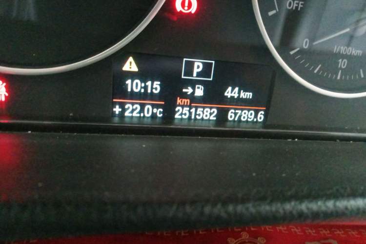 Used BMW 3 Series 2014 320Li Fashion Model Odometer Close Up