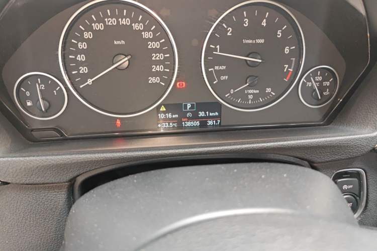 Used BMW 3 Series 2014 320Li Fashion Model Odometer Close Up