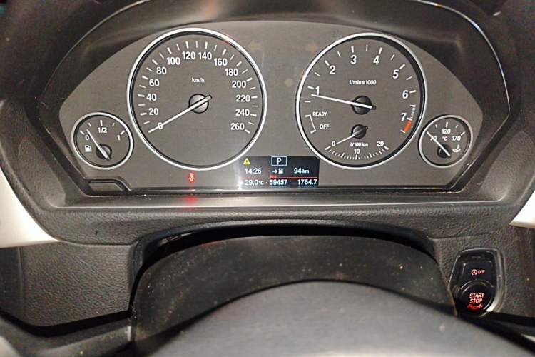 Used BMW 3 Series 2014 320Li Fashion Model Odometer Close Up