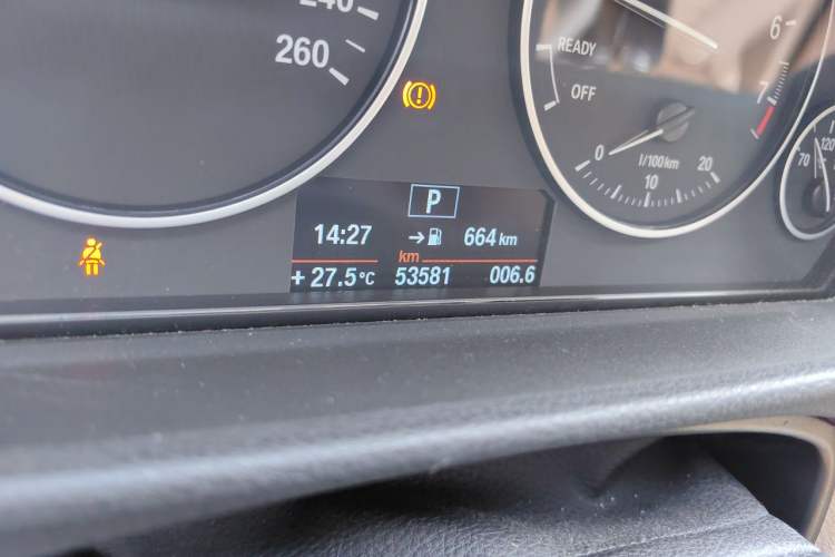 Used BMW 3 Series 2014 320Li Fashion Model Odometer Close Up