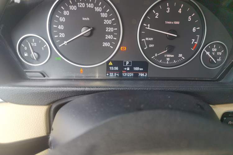 Used BMW 3 Series 2014 328Li Fashion Model Odometer Close Up
