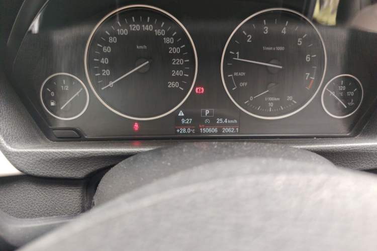 Used BMW 3 Series 2014 320Li Fashion Model Odometer Close Up