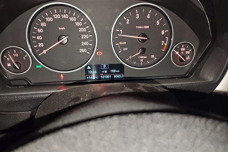 Used BMW 3 Series 2014 320Li Fashion Model Odometer Close Up
