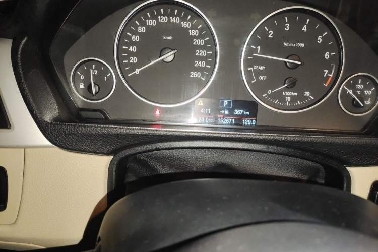 Used BMW 3 Series 2014 320i Active Edition Odometer Close Up