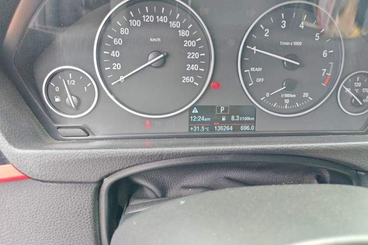 Used BMW 3 Series 2014 320i Sport Edition Odometer Close Up
