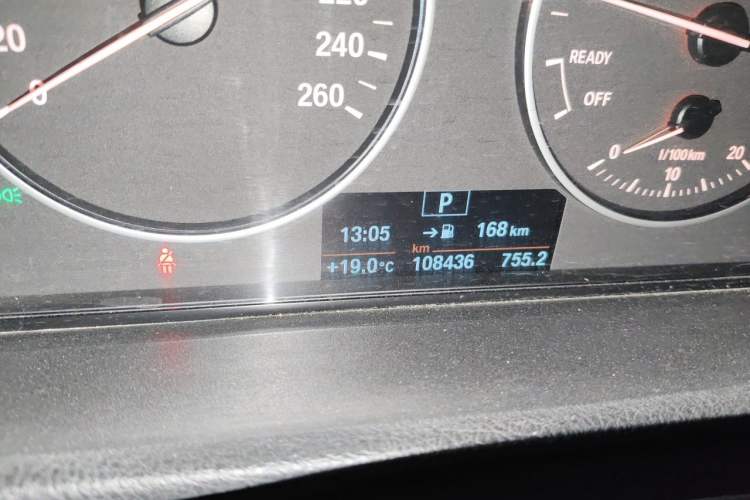 Used BMW 3 Series 2014 320Li Fashion Model Odometer Close Up