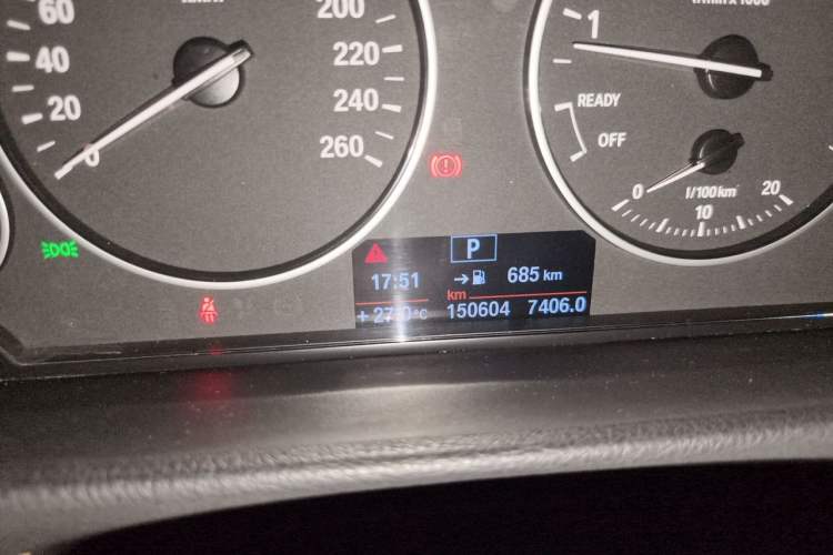 Used BMW 3 Series 2014 320Li Fashion Model Odometer Close Up