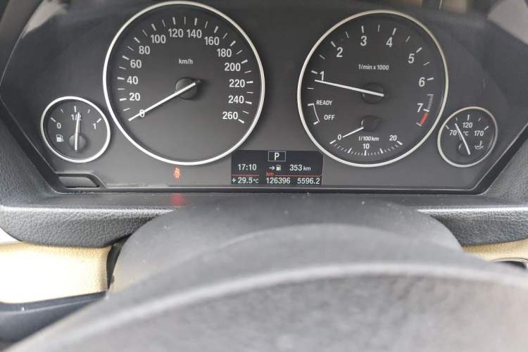 Used BMW 3 Series 2014 320Li Fashion Model Odometer Close Up