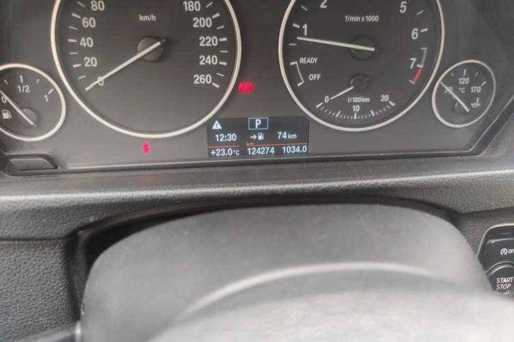 Used BMW 3 Series 2014 320Li Fashion Model Odometer Close Up