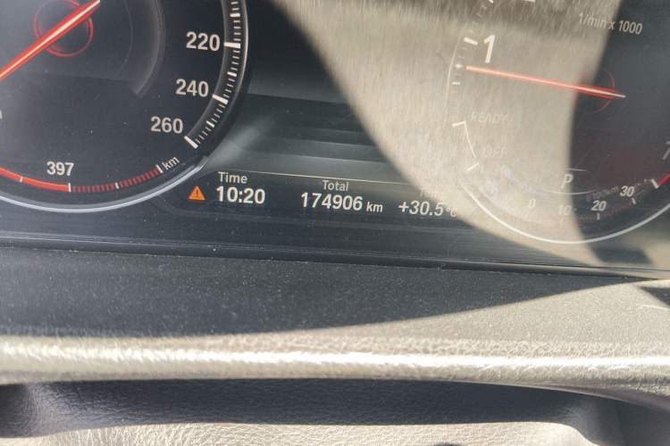 Used BMW 3 Series 2014 320Li Fashion Model Odometer Close Up