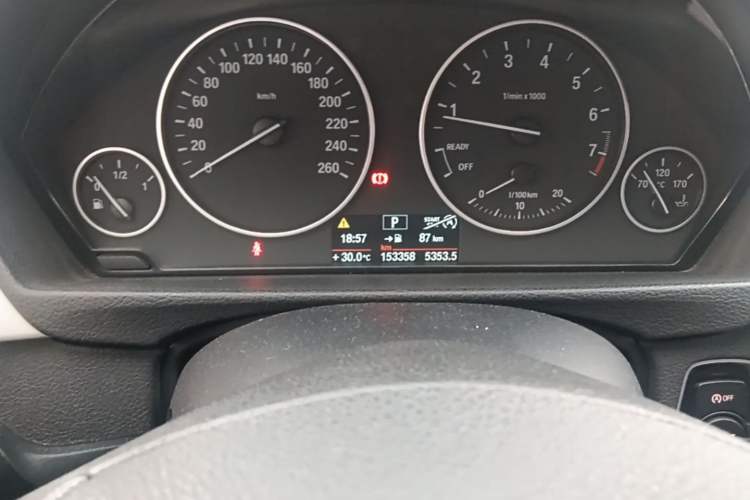 Used BMW 3 Series 2014 320Li Fashion Model Odometer Close Up